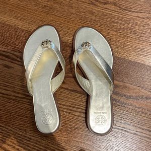 Tory Burch benton sparkly gold thong sandals. Size 9. NWOT